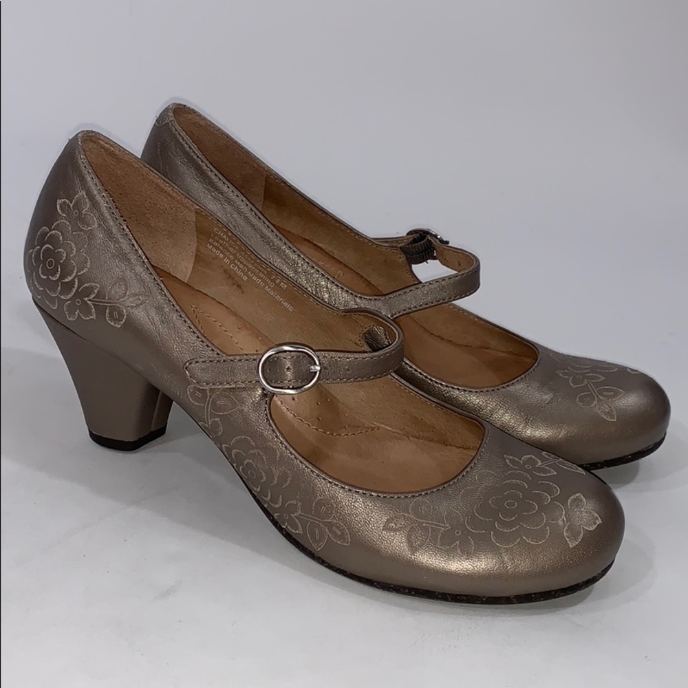 Naya Chalice Mary Jane etched leather pumps 7.5